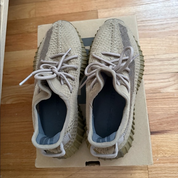 Yeezy Boost 350 V2 - Picture 2 of 5
